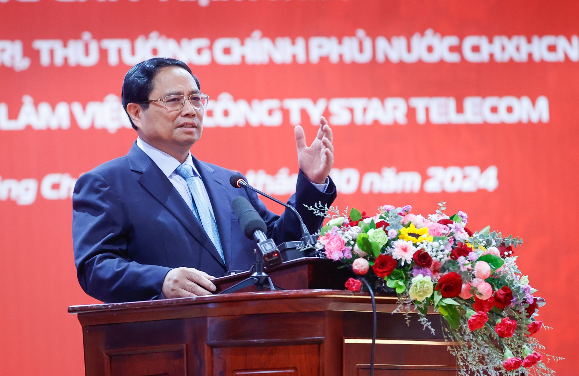 Thủ tướng thăm và làm việc tại Công ty Star Telecom (Unitel) - liên doanh của Viettel tại Lào - Ảnh: VGP