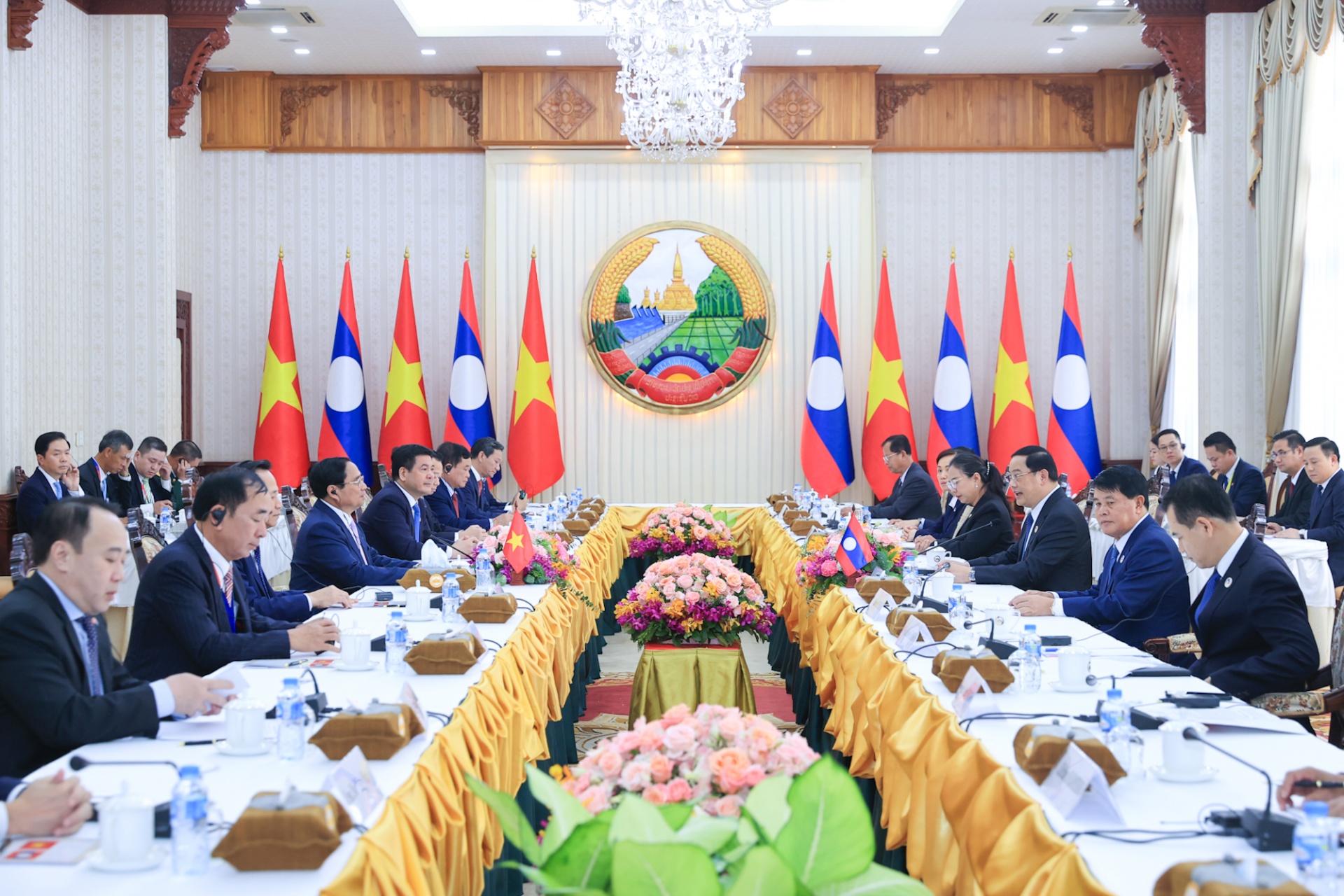 Tại cuộc gặp với Thủ tướng Lào Sonexay Siphandone, hai Thủ tướng nhất trí phối hợp chặt chẽ triển khai hiệu quả các thỏa thuận cấp cao hai nước - Ảnh: VGP