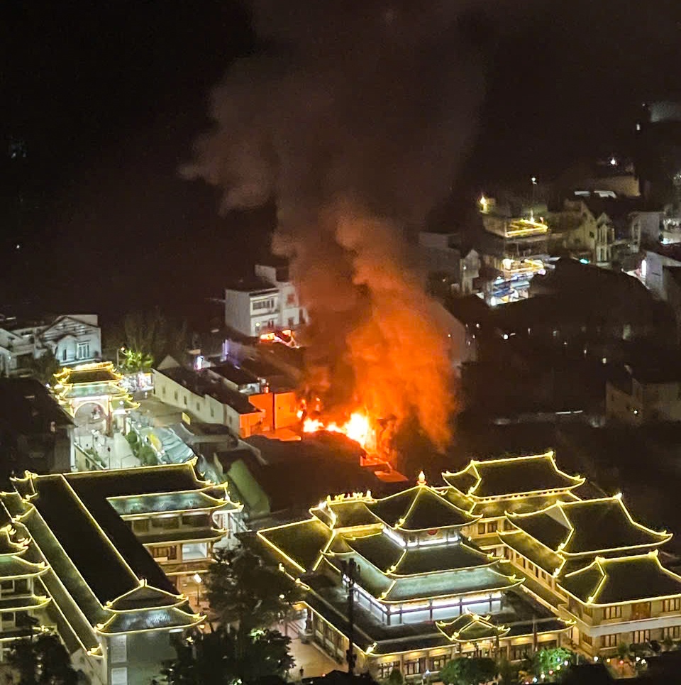 An Giang: Hỏa hoạn thiêu rụi 2 căn nhà, 1 người tử vong An Giang: Hỏa hoạn thiêu rụi 2 căn nhà, 1 người tử vong