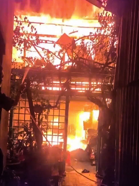 An Giang: Hỏa hoạn thiêu rụi 2 căn nhà, 1 người tử vong An Giang: Hỏa hoạn thiêu rụi 2 căn nhà, 1 người tử vong