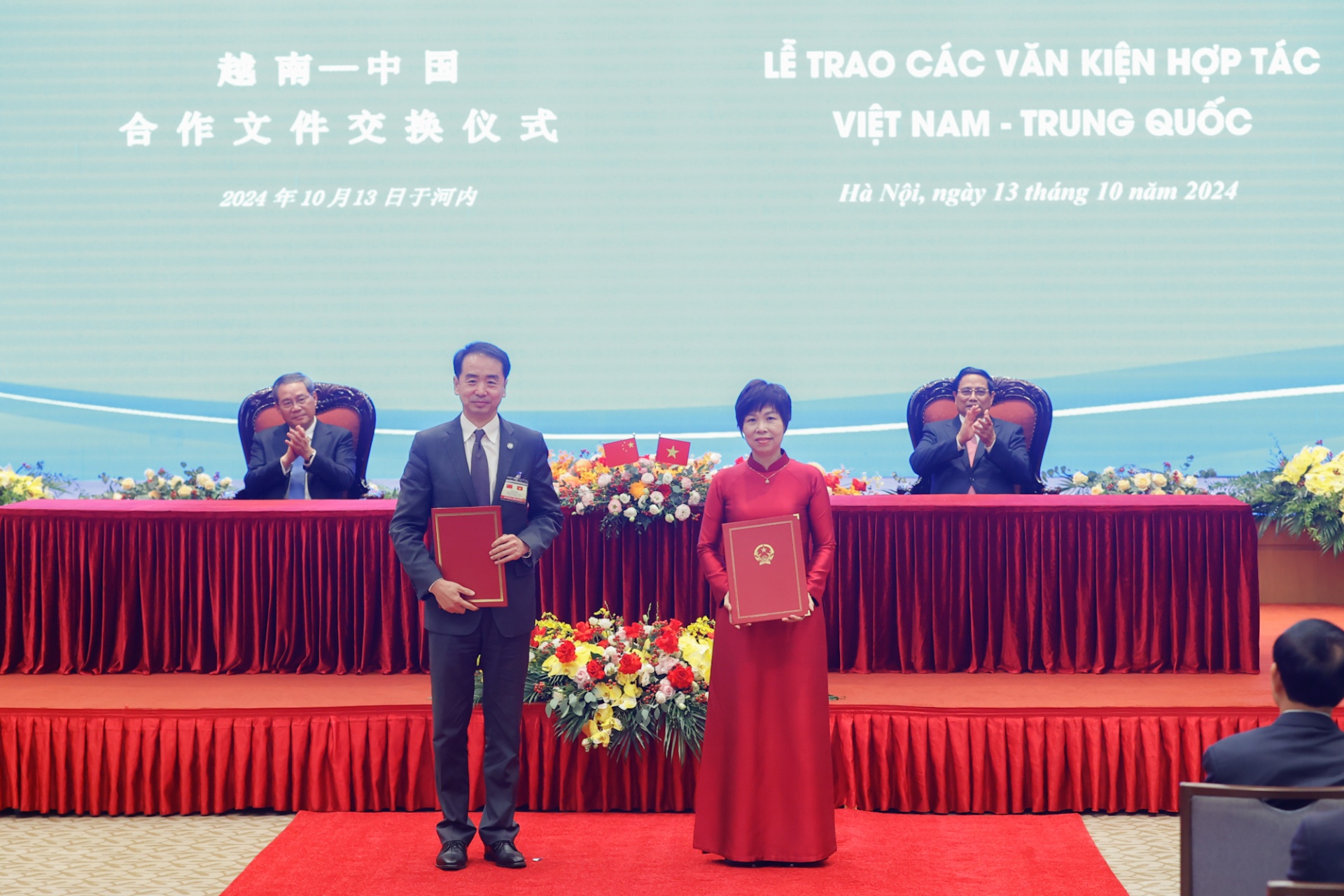 Hai Thủ tướng chứng kiến trao Bản ghi nhớ hợp tác giữa Thông tấn xã Việt Nam và Đài Phát thanh truyền hình Trung ương Trung Quốc - Ảnh: VGP