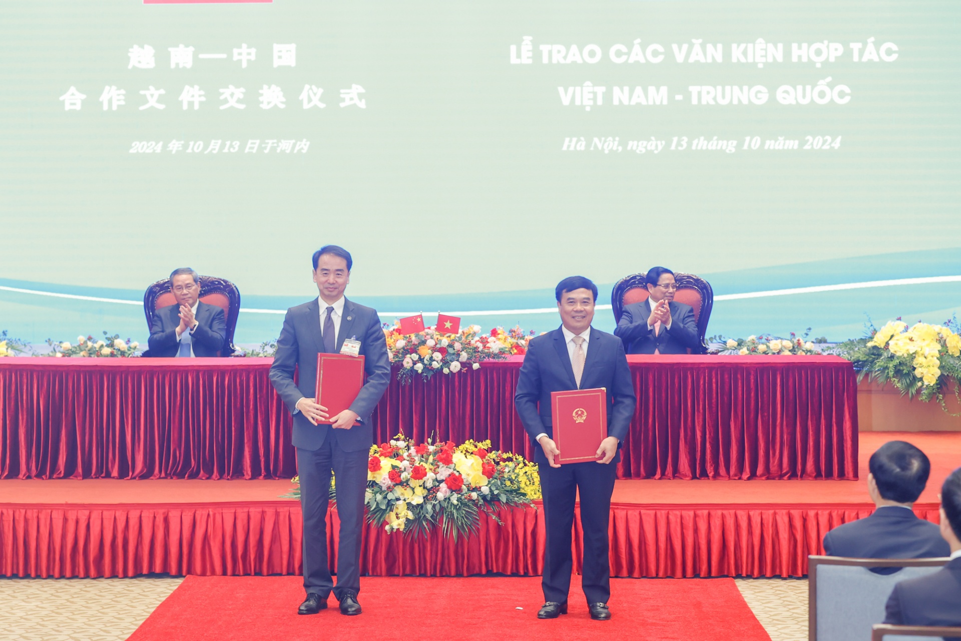 Hai Thủ tướng chứng kiến trao Kế hoạch hành động giữa Tổng cục Hải quan Việt Nam và Tổng cục Hải quan Trung Quốc về thỏa thuận công nhận lẫn nhau về Chương trình Doanh nghiệp ưu tiên của Hải quan Việt Nam và Chương trình Quản lý tín nhiệm doanh nghiệp của Hải quan Trung Quốc - Ảnh: VGP