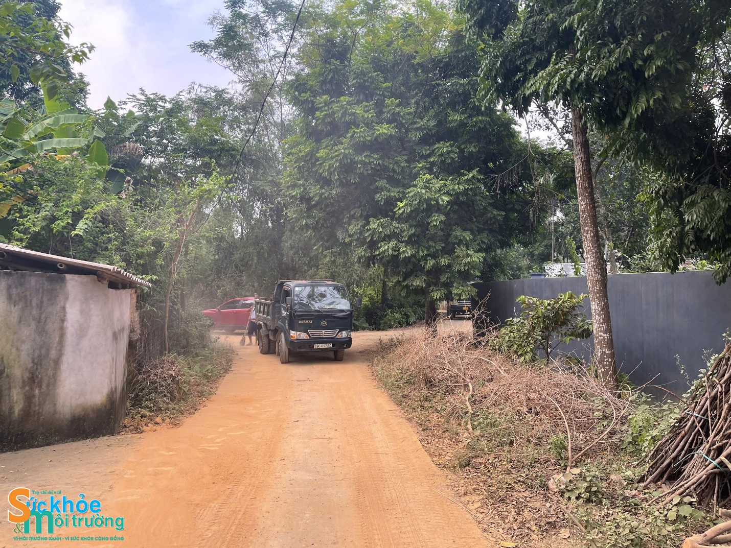 Quá trình khai thác vận chuyển đất làm ô nhiễm môi trường gây ảnh hưởng rất lớn đến đời sống của người dân