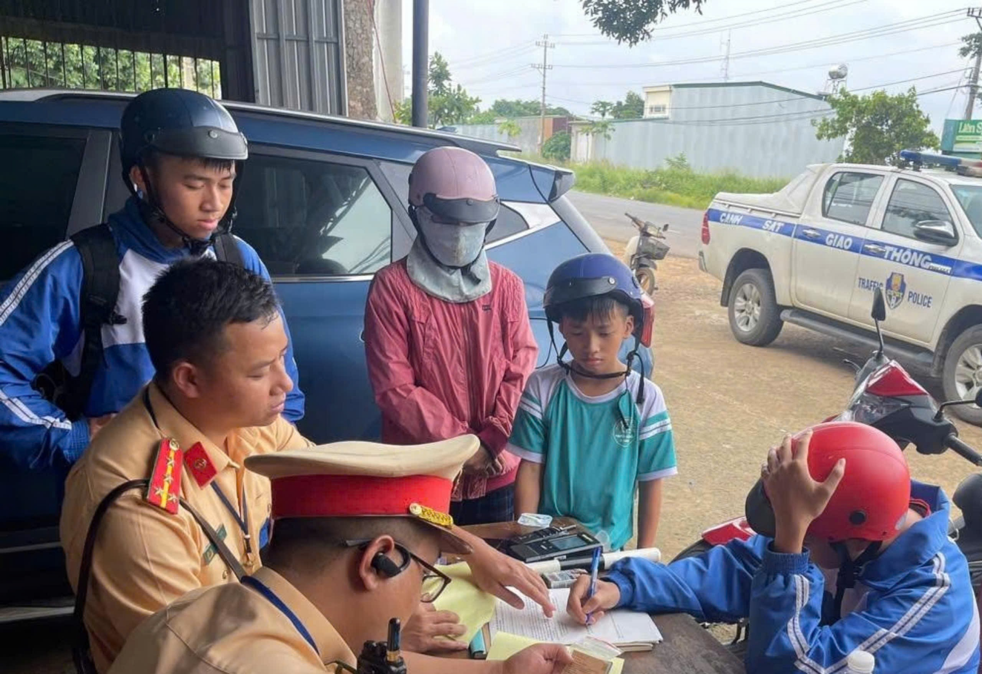 Lập biên bản đối với các em học sinh vi phạm