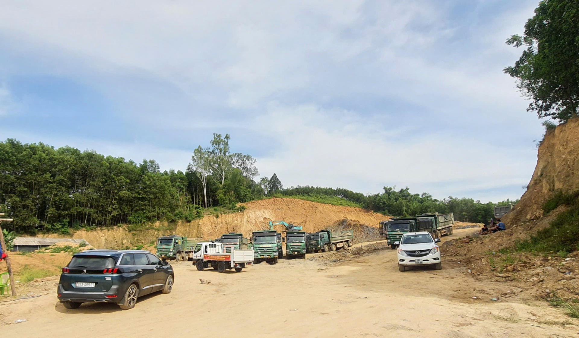 Lực lượng chức năng thường xuyên kiểm tra, giám sát hoạt động vận chuyển khoáng sản tại các Dự án chống sạt lở