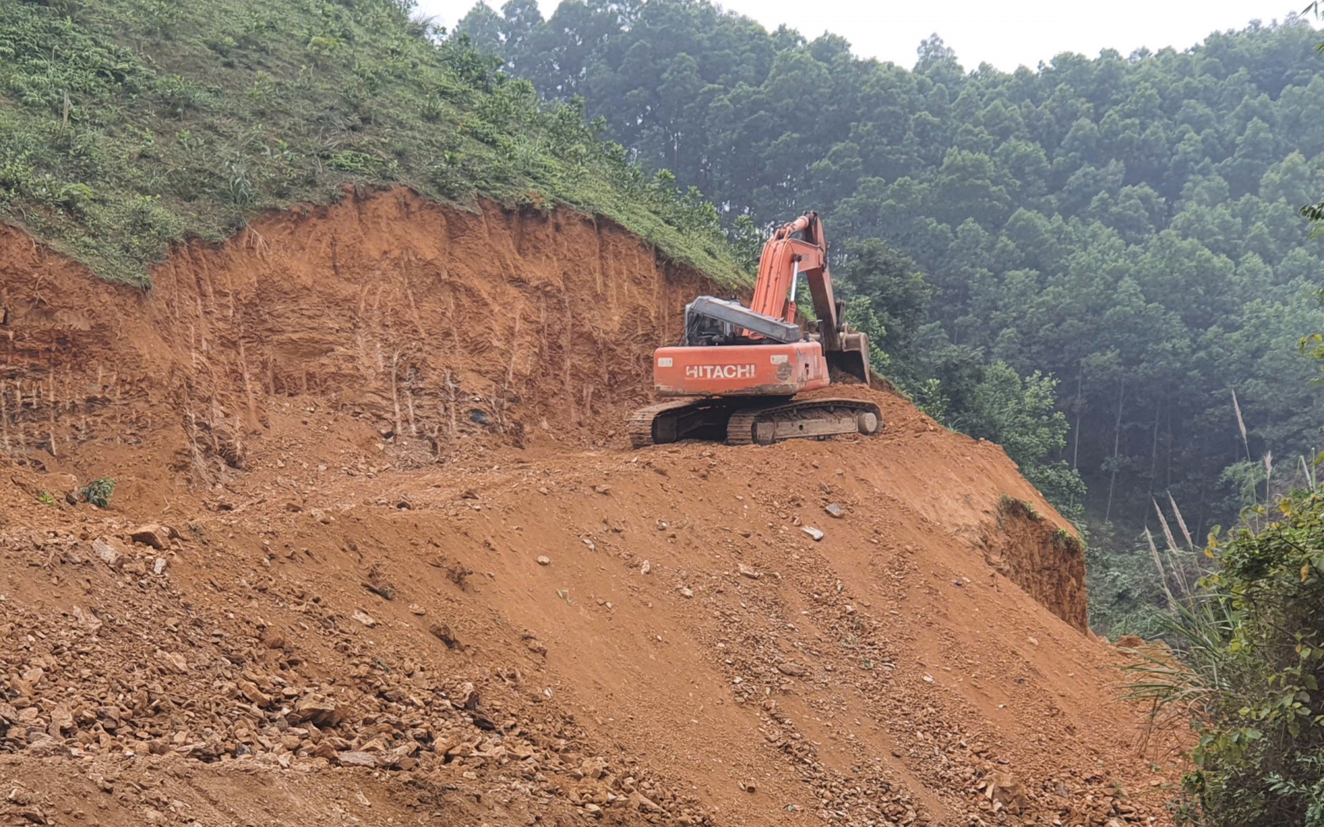 Đơn vị thi công tiến hành bạt mái taluy, đảm bảo không tái diễn tình trạng sạt lở