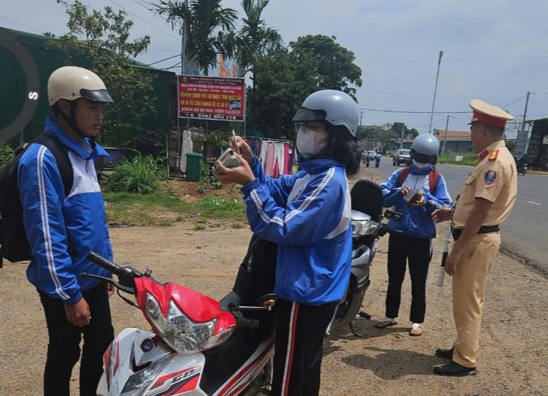 CSGT kiểm tra hành chính đối với các em học sinh tham gia giao thông