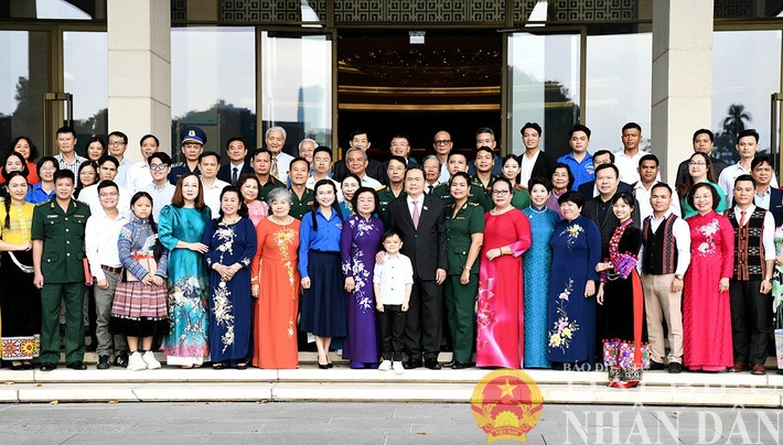 Chủ tịch Quốc hội Trần Thanh Mẫn gặp mặt tập thể, cá nhân nhận giải thưởng Vừ A Dính