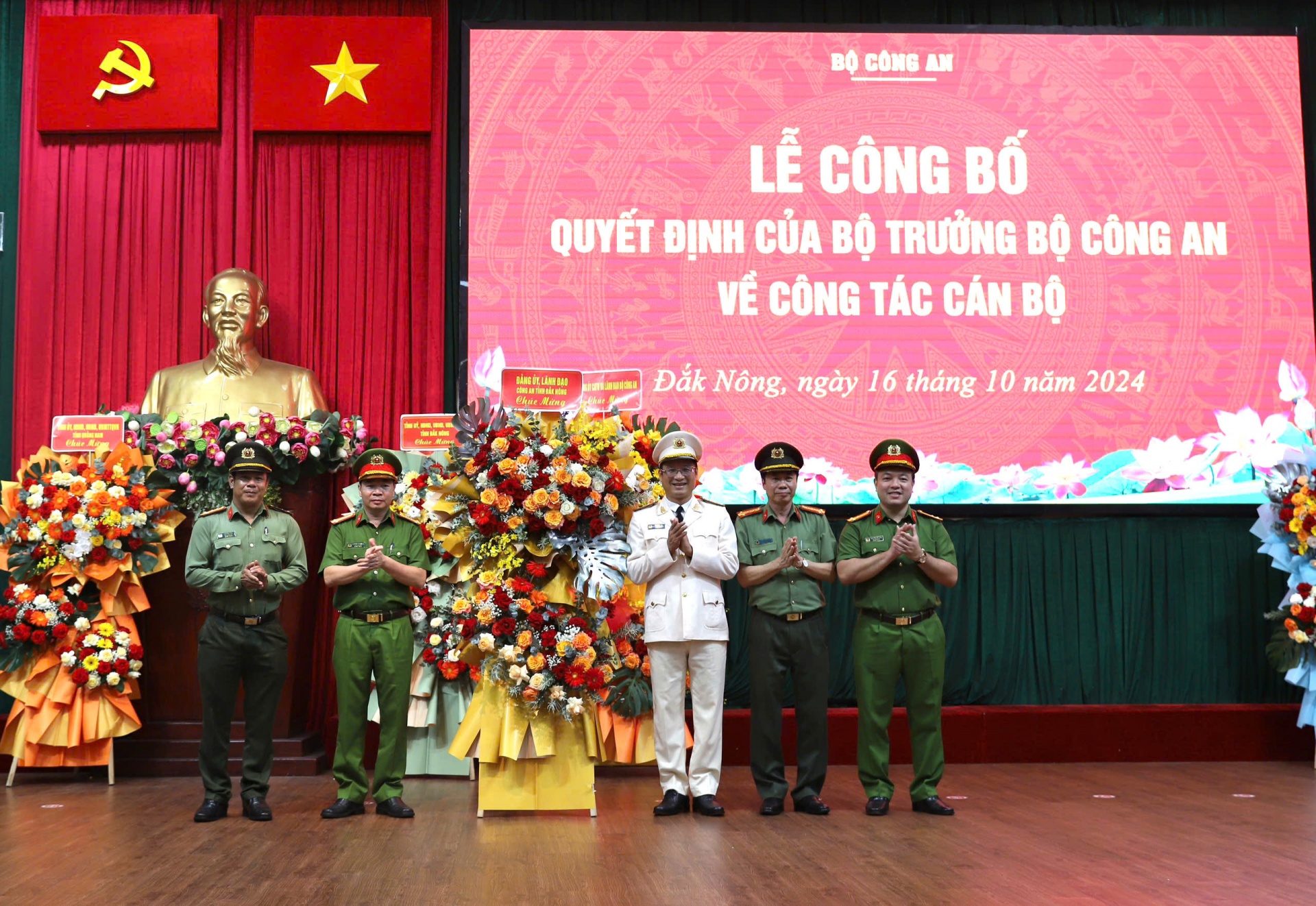 Ban Giám đốc Công an tỉnh Đắk Nông tặng hoa chúc mừng Đại tá Hồ Song Ân Ban Giám đốc Công an tỉnh Đắk Nông tặng hoa chúc mừng Đại tá Hồ Song Ân