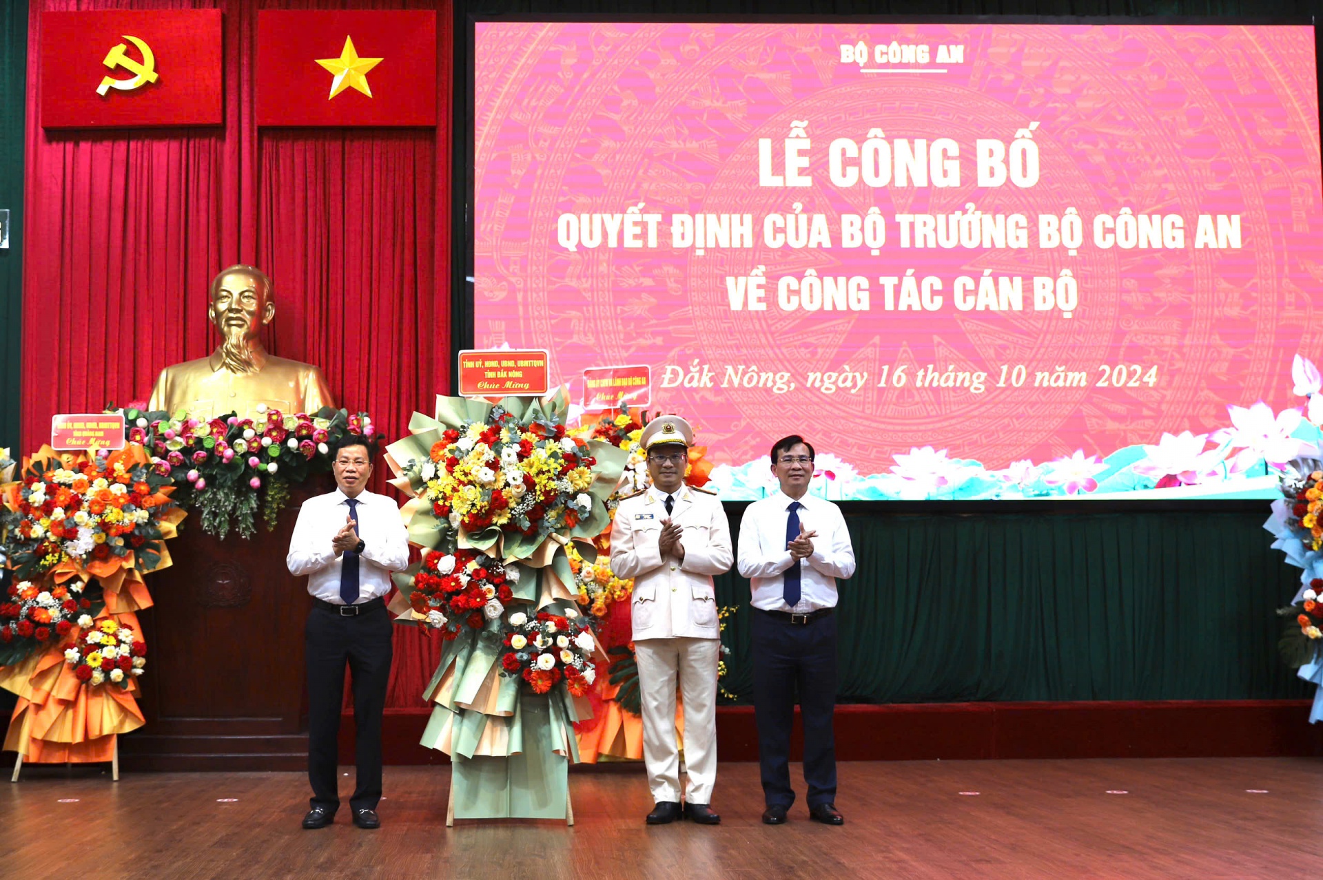 Lãnh đạo Tỉnh ủy, HĐND, UBND tỉnh Đắk Nông tặng hoa chúc mừng Tân Giám đốc Công an tỉnh Đắk Nông Lãnh đạo Tỉnh ủy, HĐND, UBND tỉnh Đắk Nông tặng hoa chúc mừng Tân Giám đốc Công an tỉnh Đắk Nông