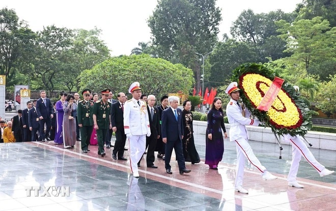  Các đại biểu dâng hoa tưởng niệm các Anh hùng liệt sỹ. (Ảnh: Minh Đức/TTXVN)
