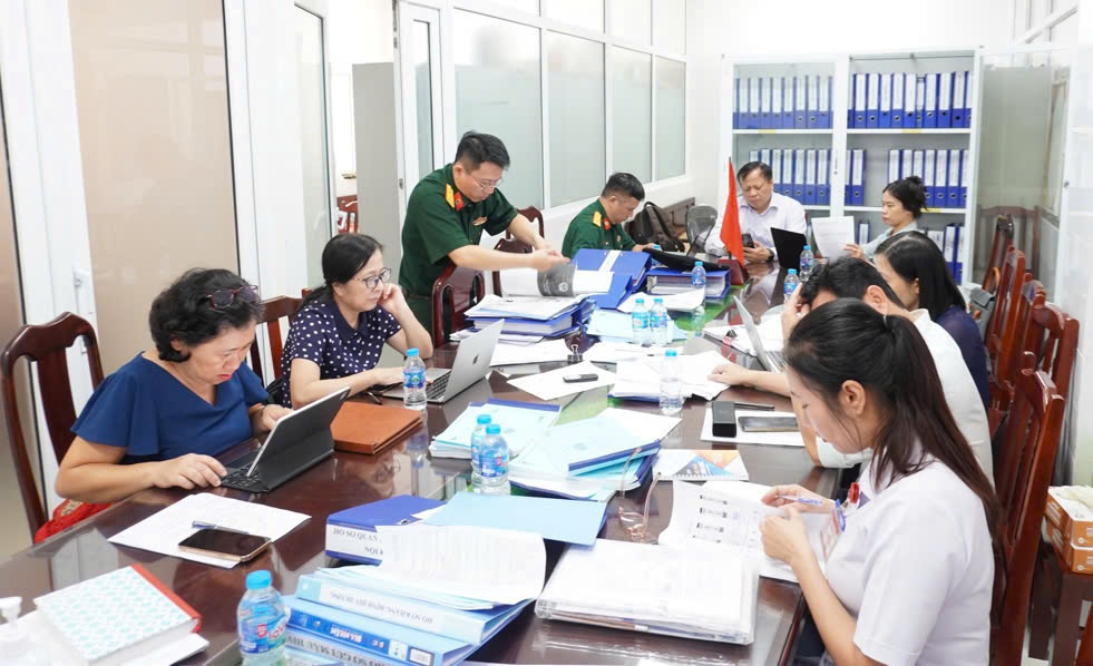 Trao giấy chứng nhận đủ điều kiện xét nghiệm HIV dương tính cho Bệnh viện Quân y 120, Cục Hậu cần Quân khu 9