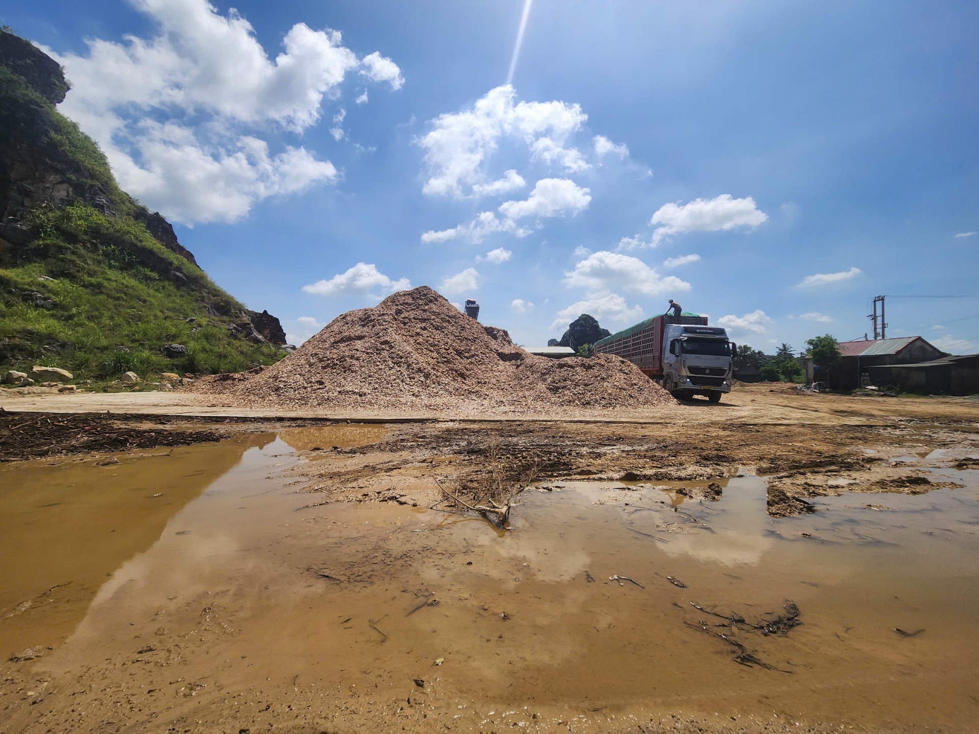 Khu chế biến gỗ dăm của ông Lê Huy Hoàng hoạt động giữa ban ngày, hiện rõ sự nhếch nhác, ảnh hưởng đến môi trường