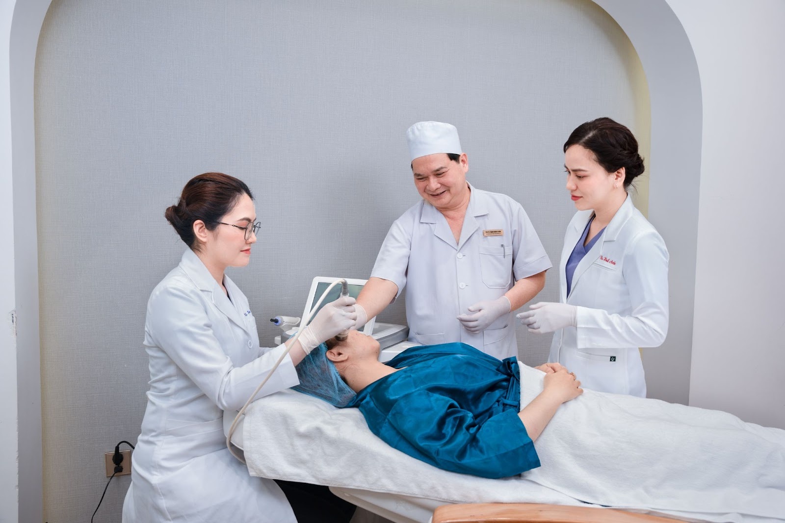 PGS.TS Phạm Hoàng Khâm tâm huyết với phương pháp Meso Extra không kim – mang lại thanh xuân cho phái đẹp