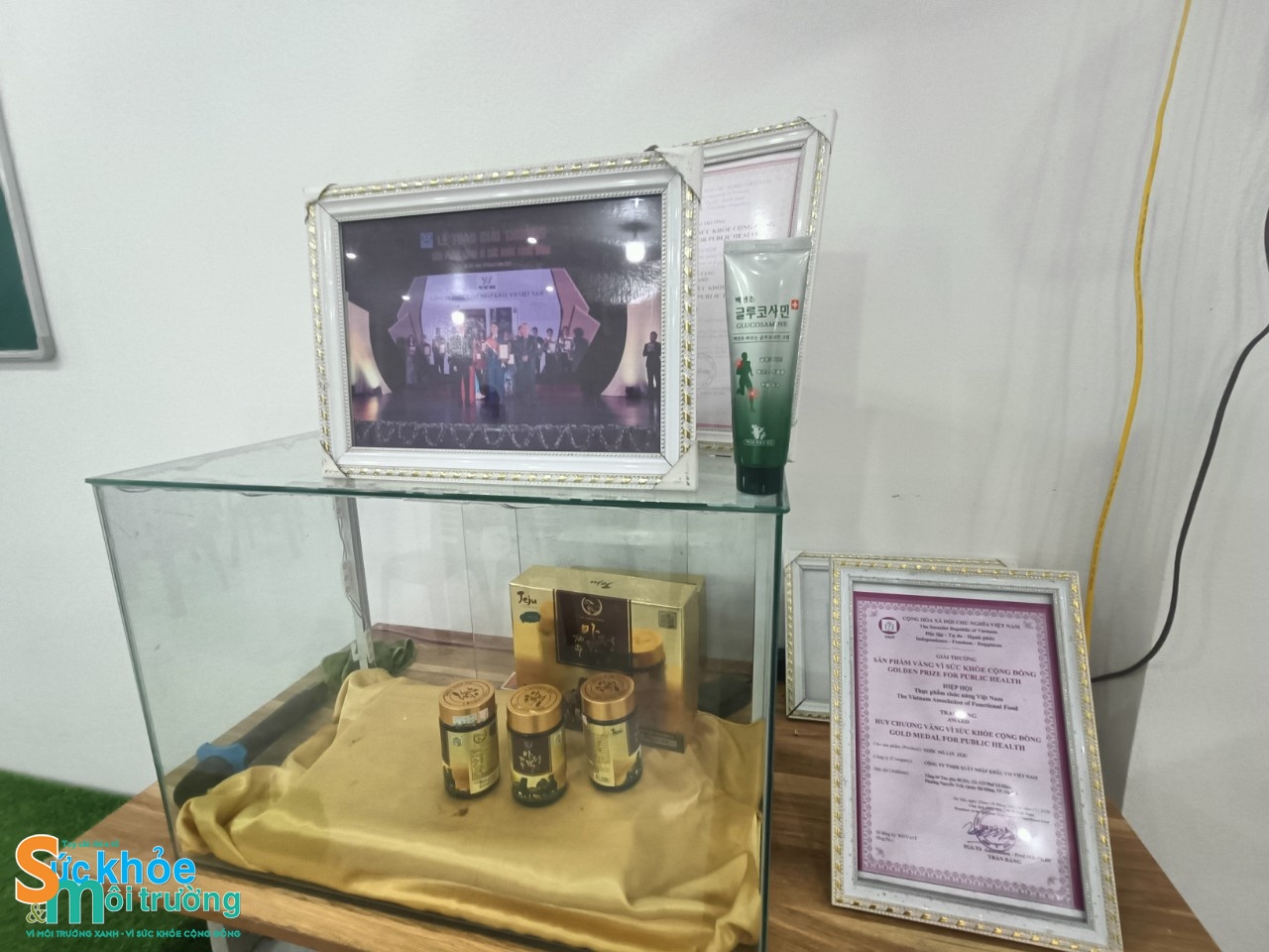 Sản phẩm được cho là “Mã Lực” chỉ trưng bày vài ba lọ, nhưng người dân mua bao nhiêu cũng có… “hộ tống” bên cạnh là giấy chứng nhận giải thưởng của Hiệp hội thực phẩm chức năng Việt Nam Sản phẩm được cho là “Mã Lực” chỉ trưng bày vài ba lọ, nhưng người dân mua bao nhiêu cũng có… “hộ tống” bên cạnh là giấy chứng nhận giải thưởng của Hiệp hội thực phẩm chức năng Việt Nam