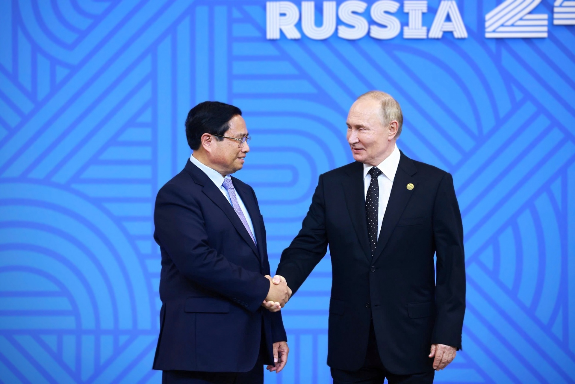 Tổng thống Liên bang Nga Vladimir Putin, Chủ tịch Nhóm BRICS năm 2024 đón Thủ tướng Phạm Minh Chính - Ảnh: VGP