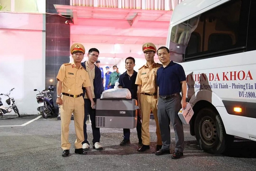 Đội CSGT Công an TP Việt Trì hộ tống tạng hiến đến Bệnh viện Việt Đức. (Ảnh: CA Phú Thọ).