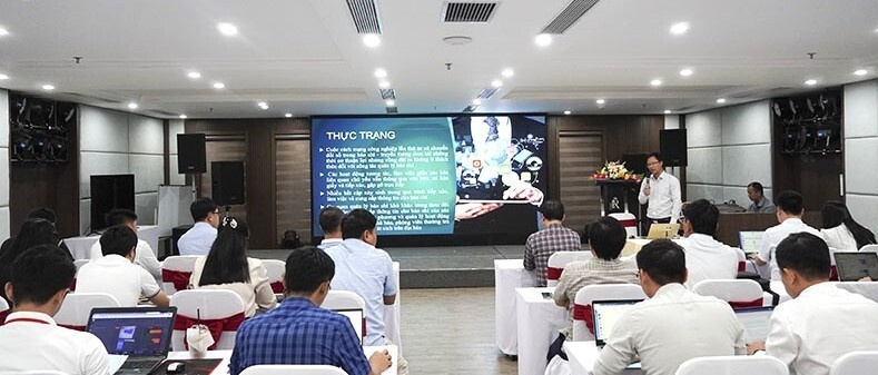 Các học viên được hướng dẫn các thao tác để sử dụng phần mềm. Các học viên được hướng dẫn các thao tác để sử dụng phần mềm.