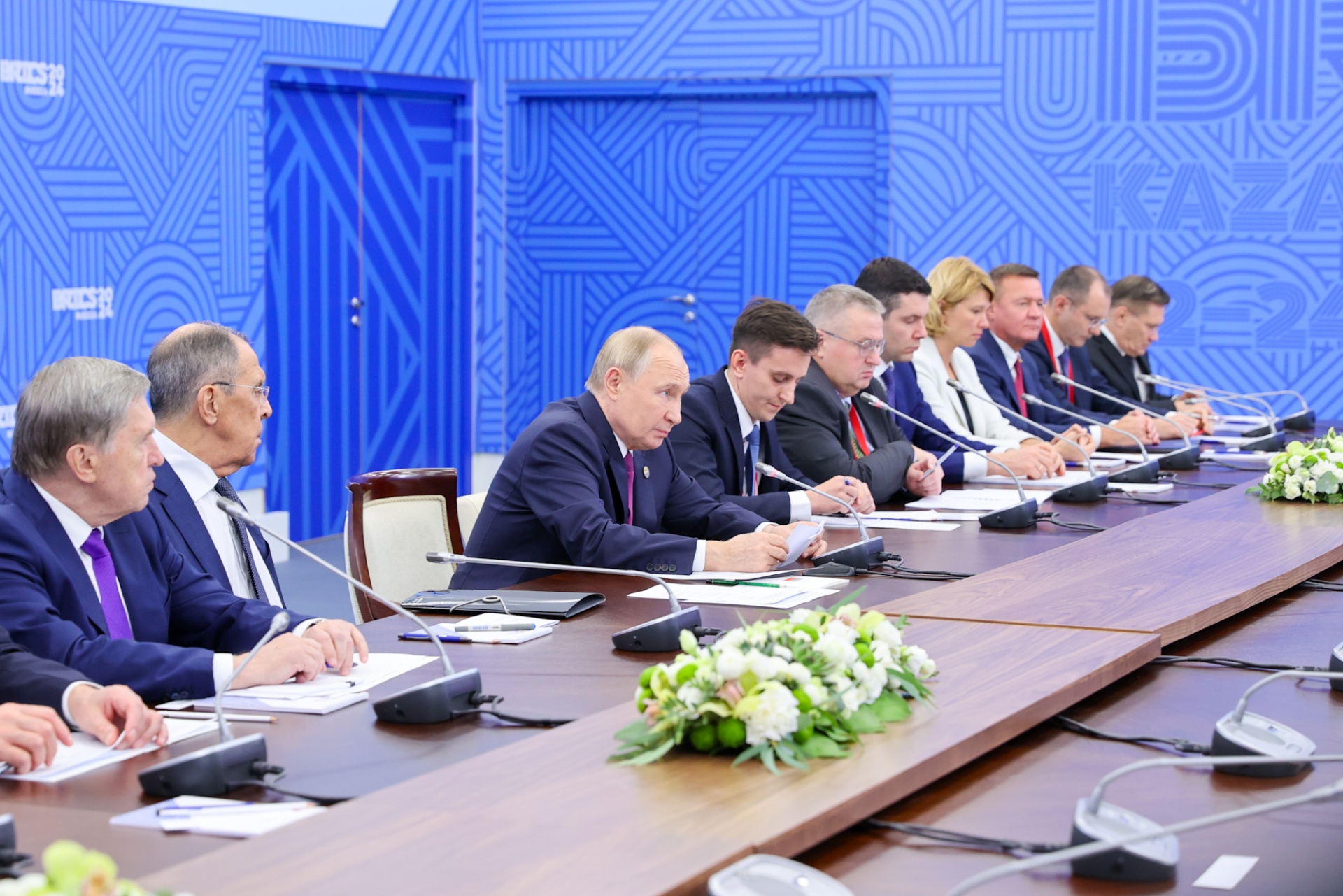 Thủ tướng Phạm Minh Chính và Tổng thống Vladimir Putin cũng thảo luận các định hướng và biện pháp cụ thể nâng cao hiệu quả hợp tác trong các lĩnh vực khác mà hai bên có nhiều tiềm năng và dư địa - Ảnh: VGP Thủ tướng Phạm Minh Chính và Tổng thống Vladimir Putin cũng thảo luận các định hướng và biện pháp cụ thể nâng cao hiệu quả hợp tác trong các lĩnh vực khác mà hai bên có nhiều tiềm năng và dư địa - Ảnh: VGP