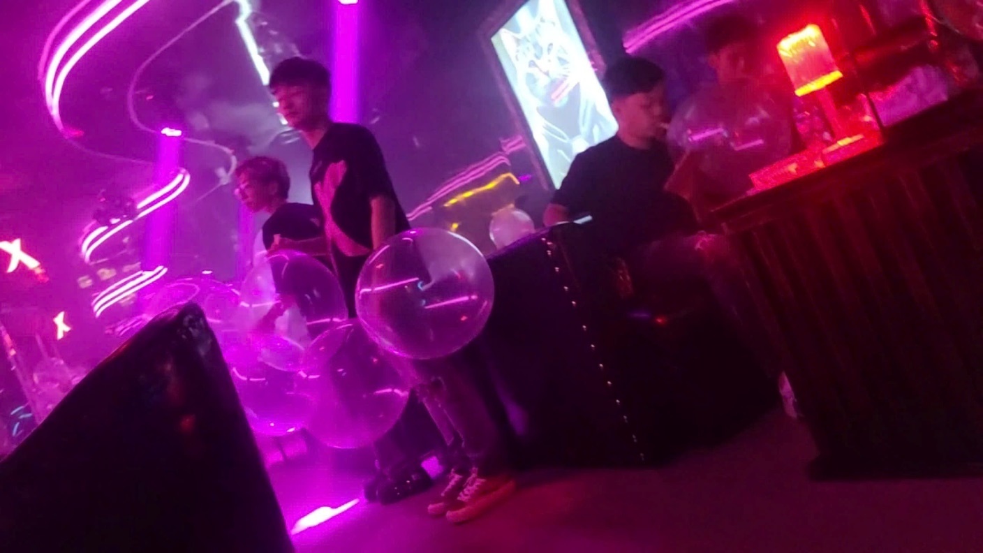 Nhân viên tại ZoneX Lounge luôn túc trực với hàng chục “bóng cười” trên tay, chỉ chờ khách “hết hơi” là “tiếp sức”.