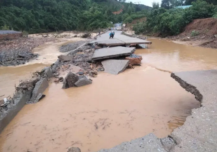 Mưa lũ do ảnh hưởng bão số 6 gây ra nhiều thiệt hại tại Quảng Bình, Quảng Trị