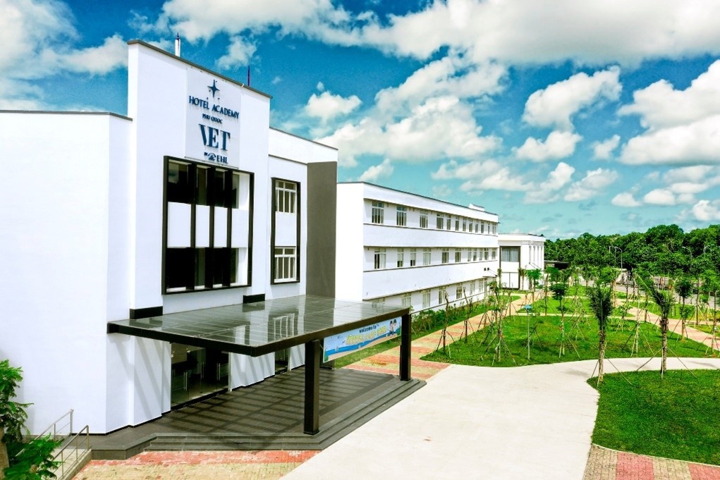 Hotel Academy Việt Nam khai giảng lớp quản trị khách sạn và trao học bổng toàn phần Vet by Ehl