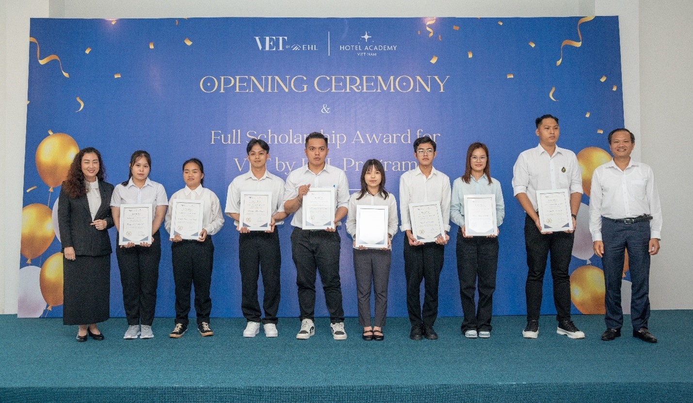 Hotel Academy Việt Nam khai giảng lớp quản trị khách sạn và trao học bổng toàn phần Vet by Ehl