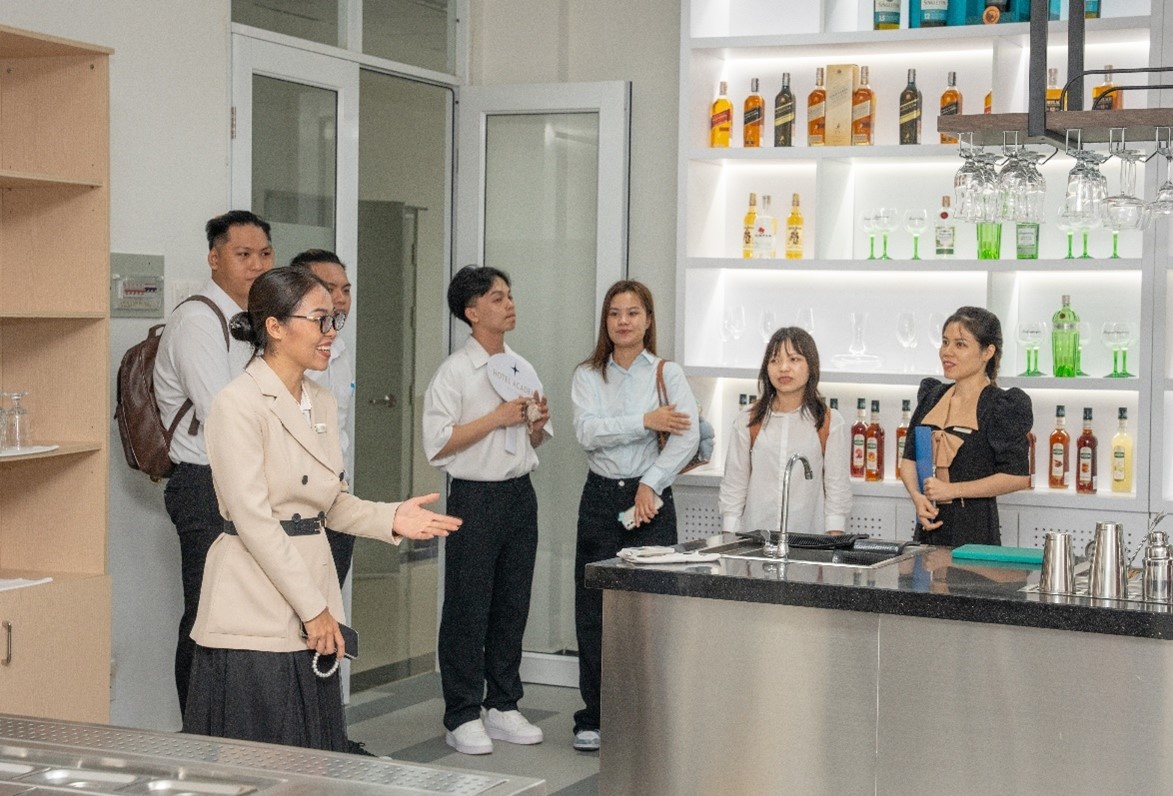 Hotel Academy Việt Nam khai giảng lớp quản trị khách sạn và trao học bổng toàn phần Vet by Ehl