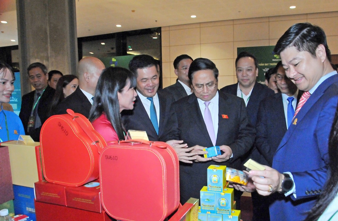 Thủ tướng Phạm Minh Chính tham quan gian hàng Yến sào Khánh Hoà. Thủ tướng Phạm Minh Chính tham quan gian hàng Yến sào Khánh Hoà.