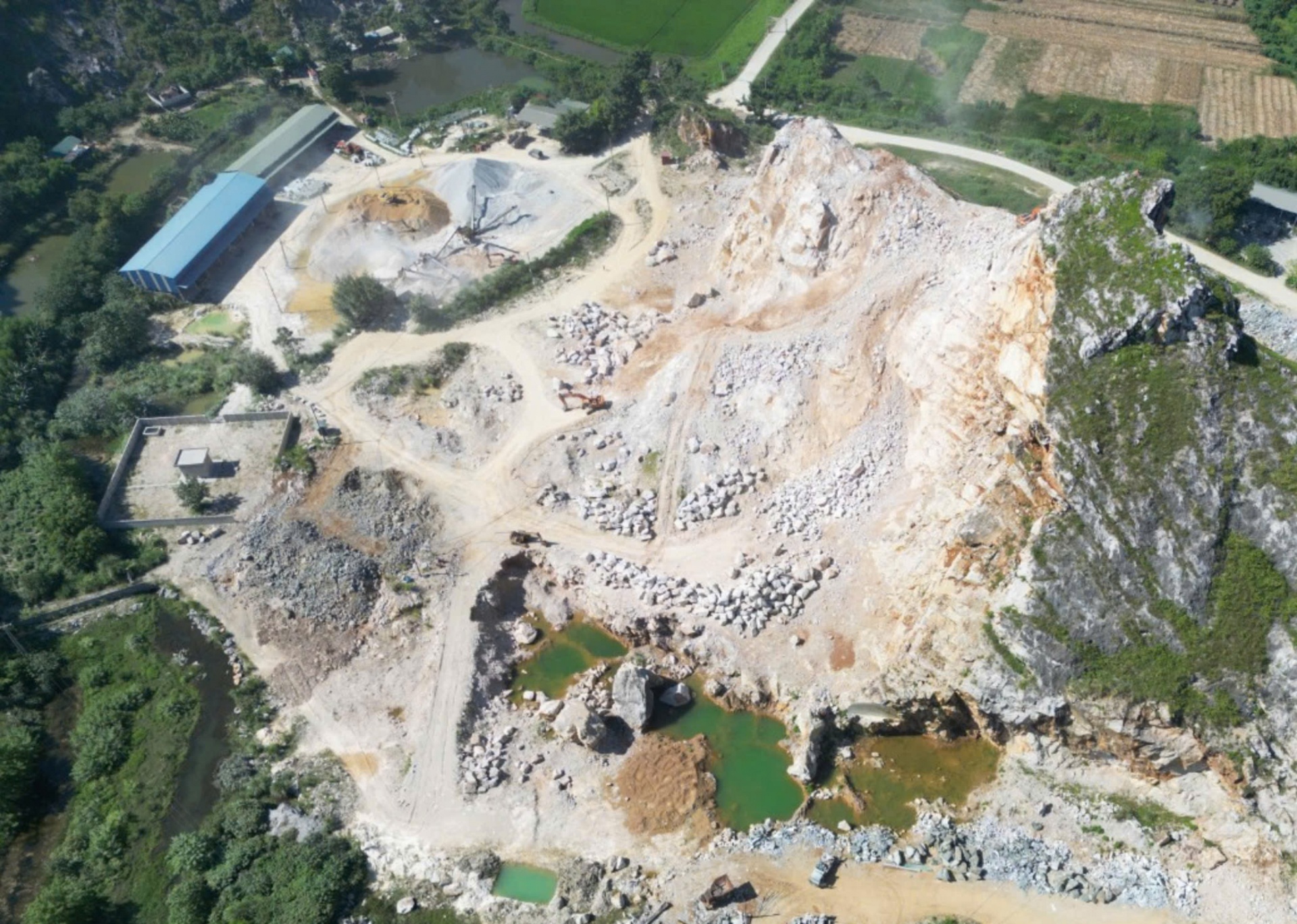 UBND huyện Vĩnh Lộc cũng chỉ ra nhiều vi phạm về môi trường, đất đai trong khai thác khoáng sản của Công ty Tân Sơn