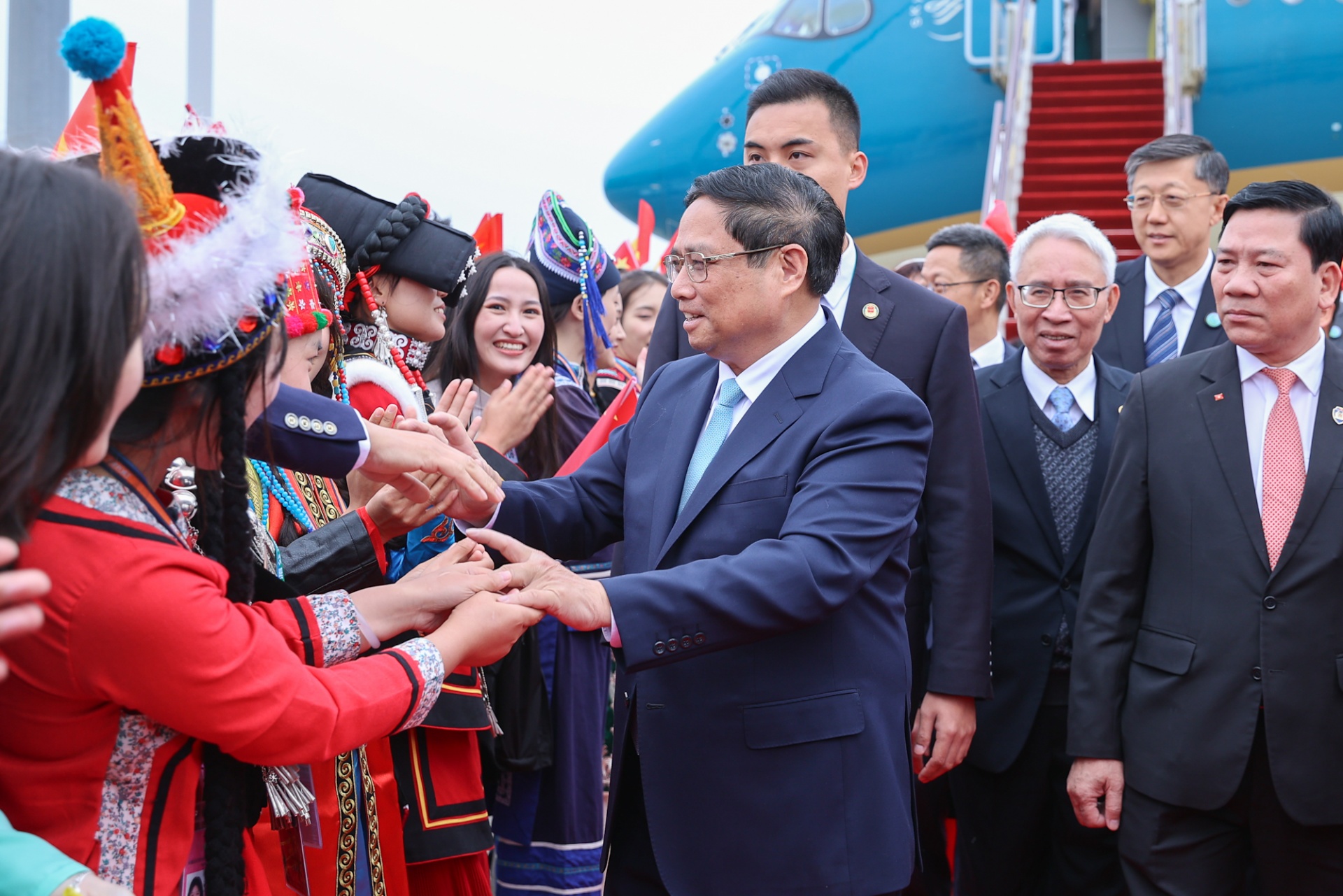 Đại diện thanh niên các dân tộc thiểu số tỉnh Vân Nam nhiệt liệt chào đón Thủ tướng và Đoàn đại biểu cấp cao Việt Nam - Ảnh: VGP