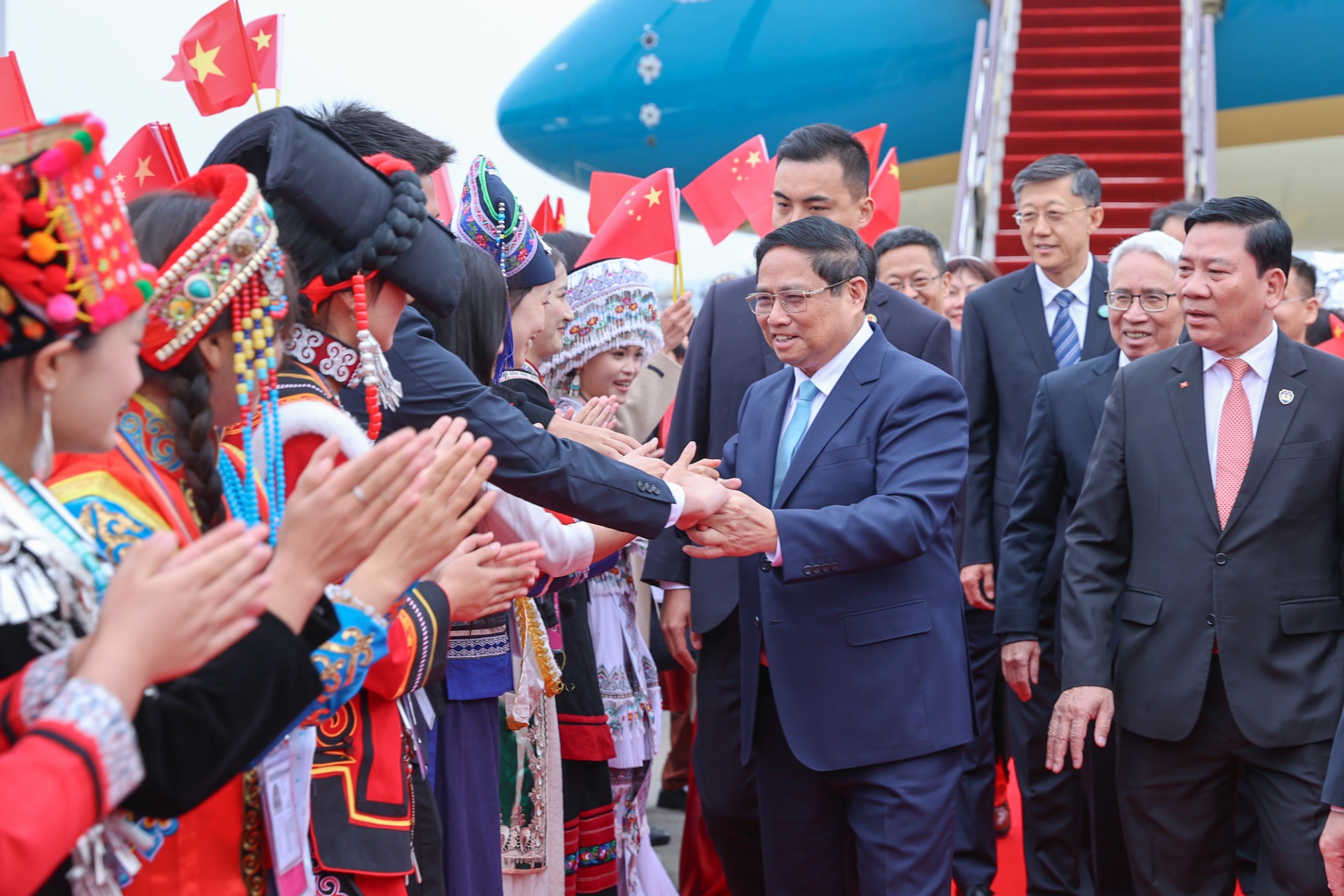 Đại diện thanh niên các dân tộc thiểu số tỉnh Vân Nam nhiệt liệt chào đón Thủ tướng và Đoàn đại biểu cấp cao Việt Nam - Ảnh: VGP