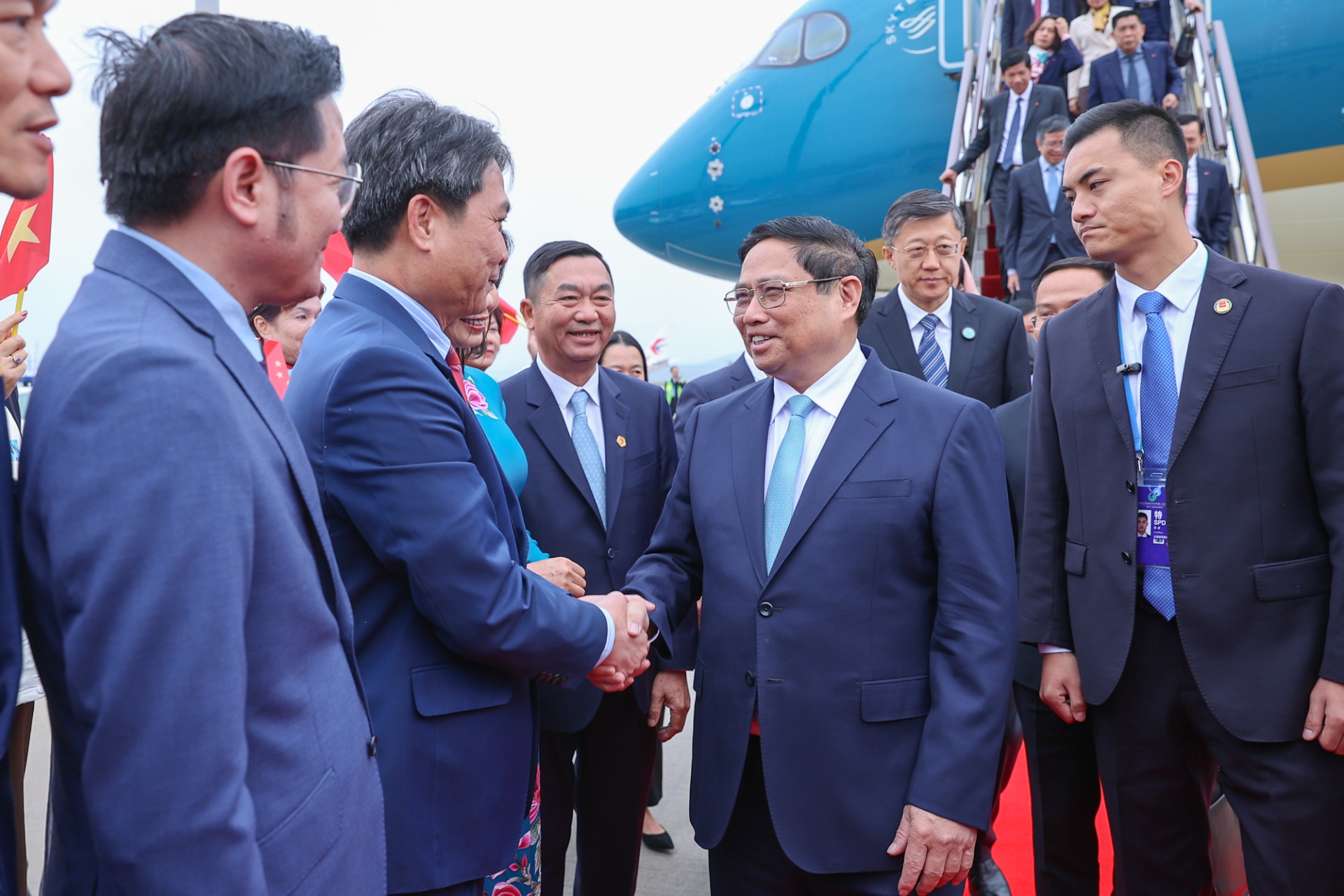 Cán bộ, nhân viên Đại sứ quán Việt Nam đón Thủ tướng và Đoàn đại biểu cấp cao Việt Nam tại sân bay quốc tế Trường Thủy - Ảnh: VGP