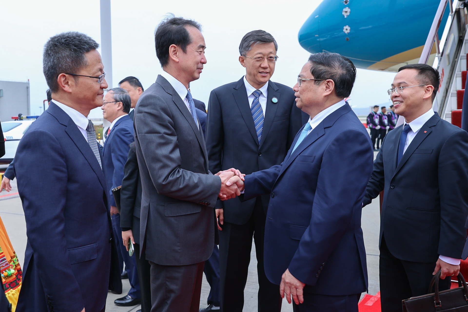 Đại sứ Trung Quốc tại Việt Nam Hà Vĩ đón Thủ tướng và Đoàn đại biểu cấp cao Việt Nam tại sân bay quốc tế Trường Thủy - Ảnh: VGP