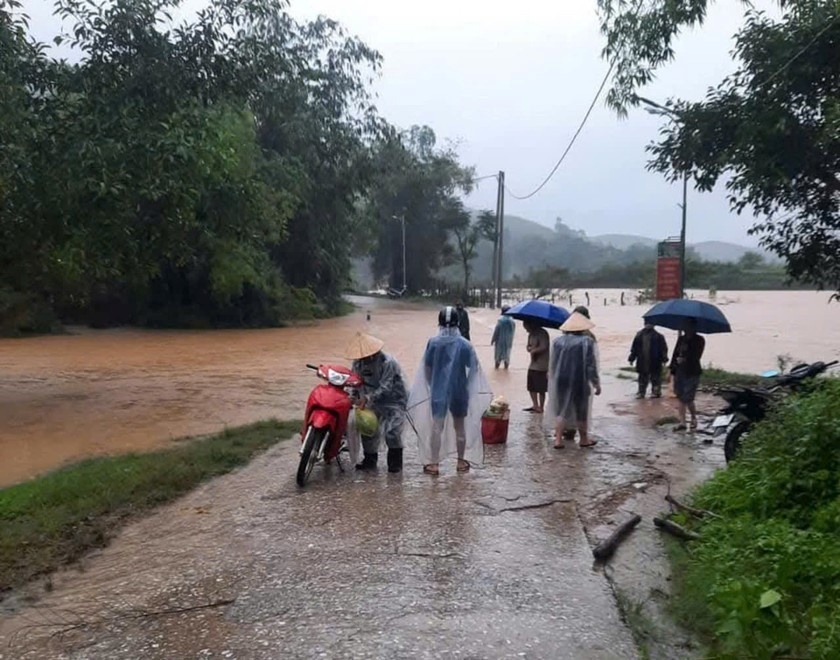 Quảng Bình: Mưa lớn kéo dài ở thượng nguồn khiến giao thông bị chia cắt Quảng Bình: Mưa lớn kéo dài ở thượng nguồn khiến giao thông bị chia cắt