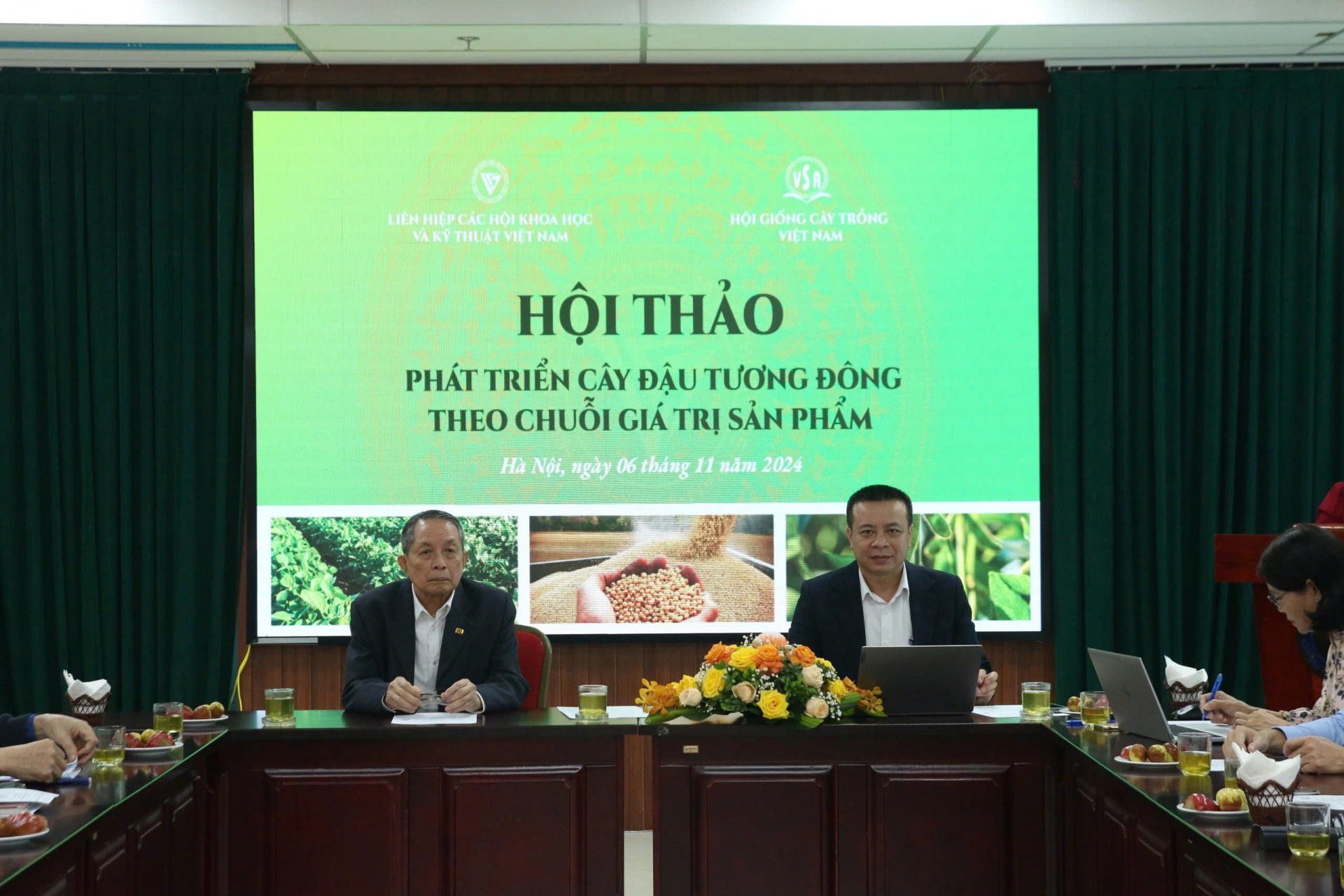 GS Trần Đình Long - Chủ tịch Hội Giống cây trồng VN và ThS Lê Thanh Tùng - Trưởng ban truyền thông VUSTA chủ trì hội thảo GS Trần Đình Long - Chủ tịch Hội Giống cây trồng VN và ThS Lê Thanh Tùng - Trưởng ban truyền thông VUSTA chủ trì hội thảo