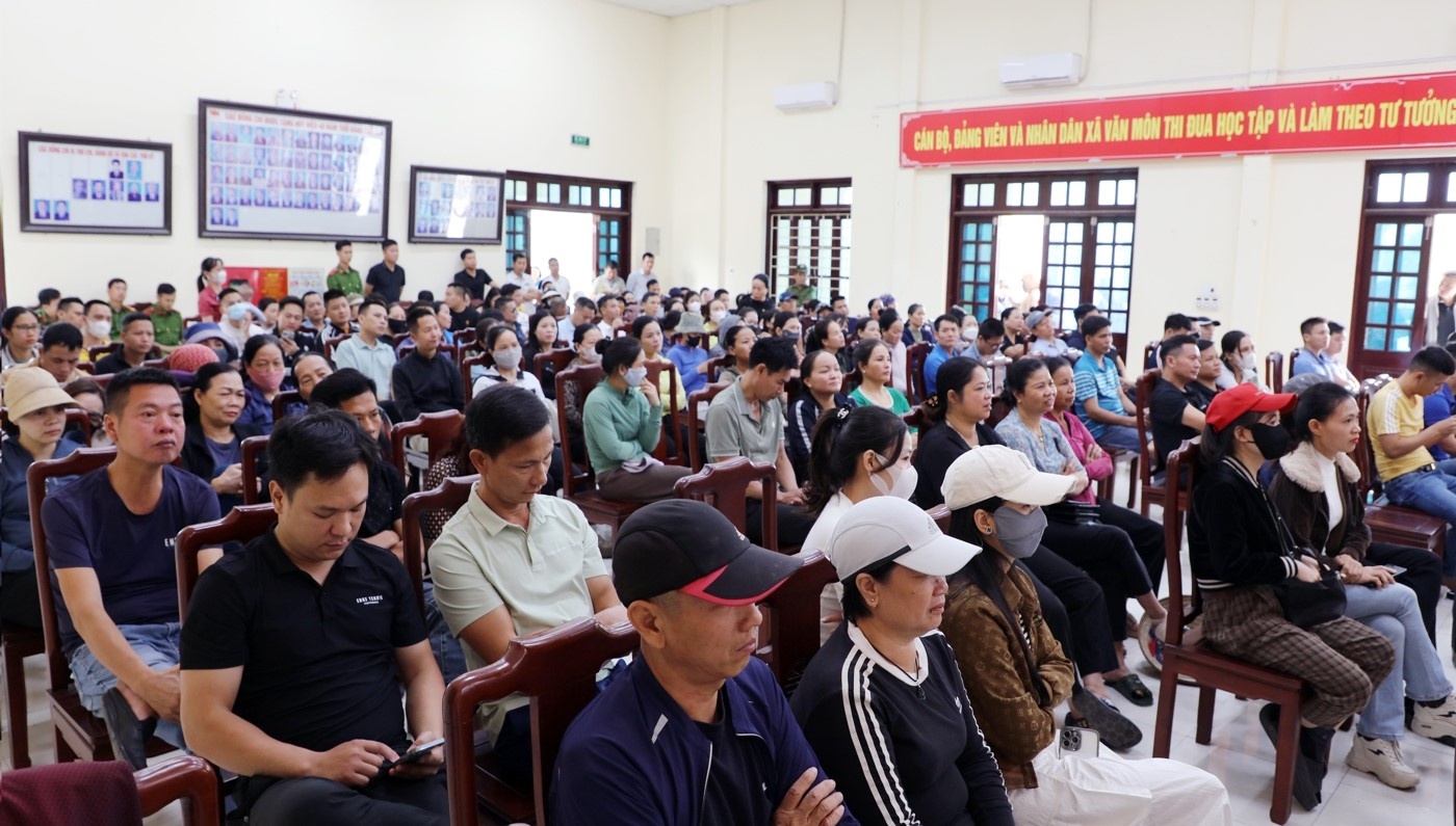 ại diện các hộ, cơ sở sản xuất cảm ơn lãnh đạo huyện Yên Phong đã dành thời gian để lắng nghe tâm tư, nguyện vọng của bà con; bước đầu nhận thức được tính chất nguy hại về ô nhiễm môi trường; bày tỏ thống nhất với chủ trương di dời của huyện và của tỉnh.