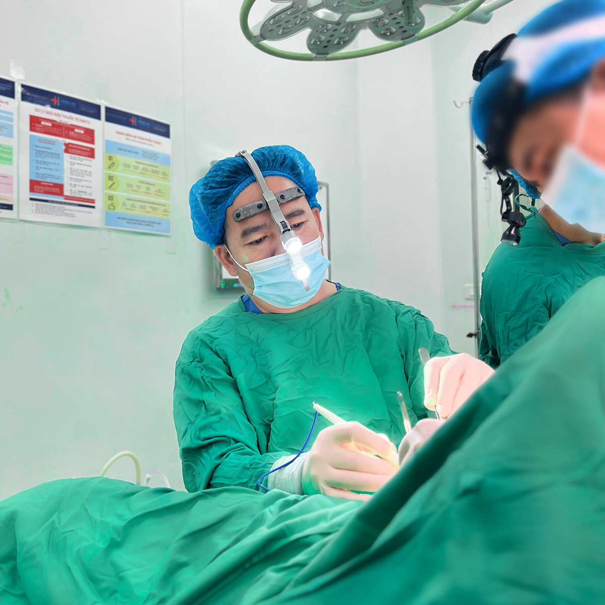 Bác sĩ Cao Ly là một trong những bác sĩ tại Việt Nam đi đầu trong phương pháp nâng ngực tạo khe Y-line. Bác sĩ Cao Ly là một trong những bác sĩ tại Việt Nam đi đầu trong phương pháp nâng ngực tạo khe Y-line.