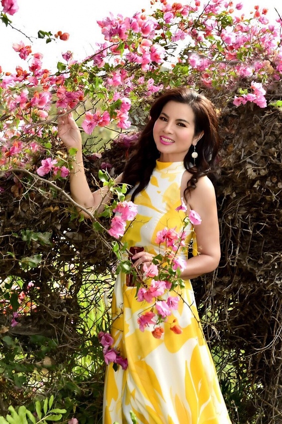 Ngắm vẻ đẹp trẻ trung của Đệ nhất Hoa hậu Quý bà Thế giới, Tiến sĩ Đoàn Thị Kim Hồng