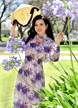 hoa hau kim hong quyen ru tren dat my trong ta ao dai viet