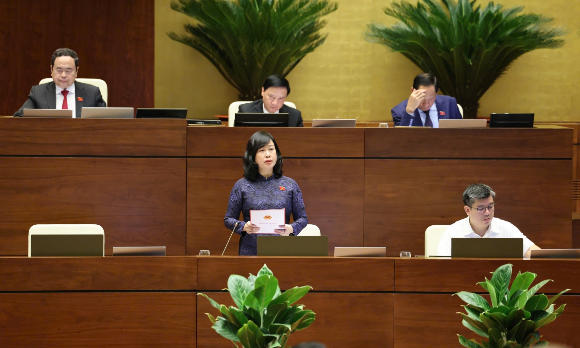 Bộ trưởng Bộ Y tế Đào Hồng Lan trả lời chất vấn đại biểu Quốc hội, chiều 11/11 - Ảnh: VGP