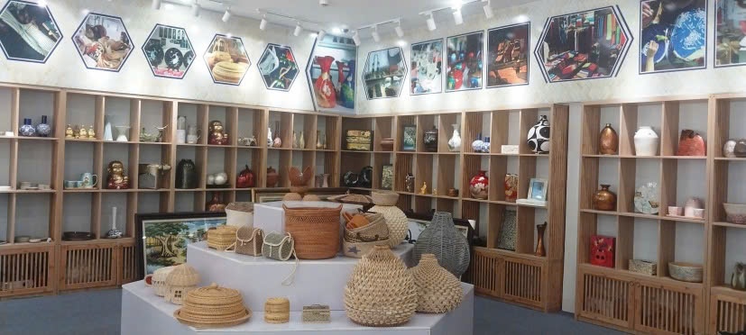 Nhiều mẫu sản phẩm TCMN tiêu biểu trưng bày tại Phòng Trưng bày, giới thiệu và quảng bá sản phẩm OCOP Thủ đô