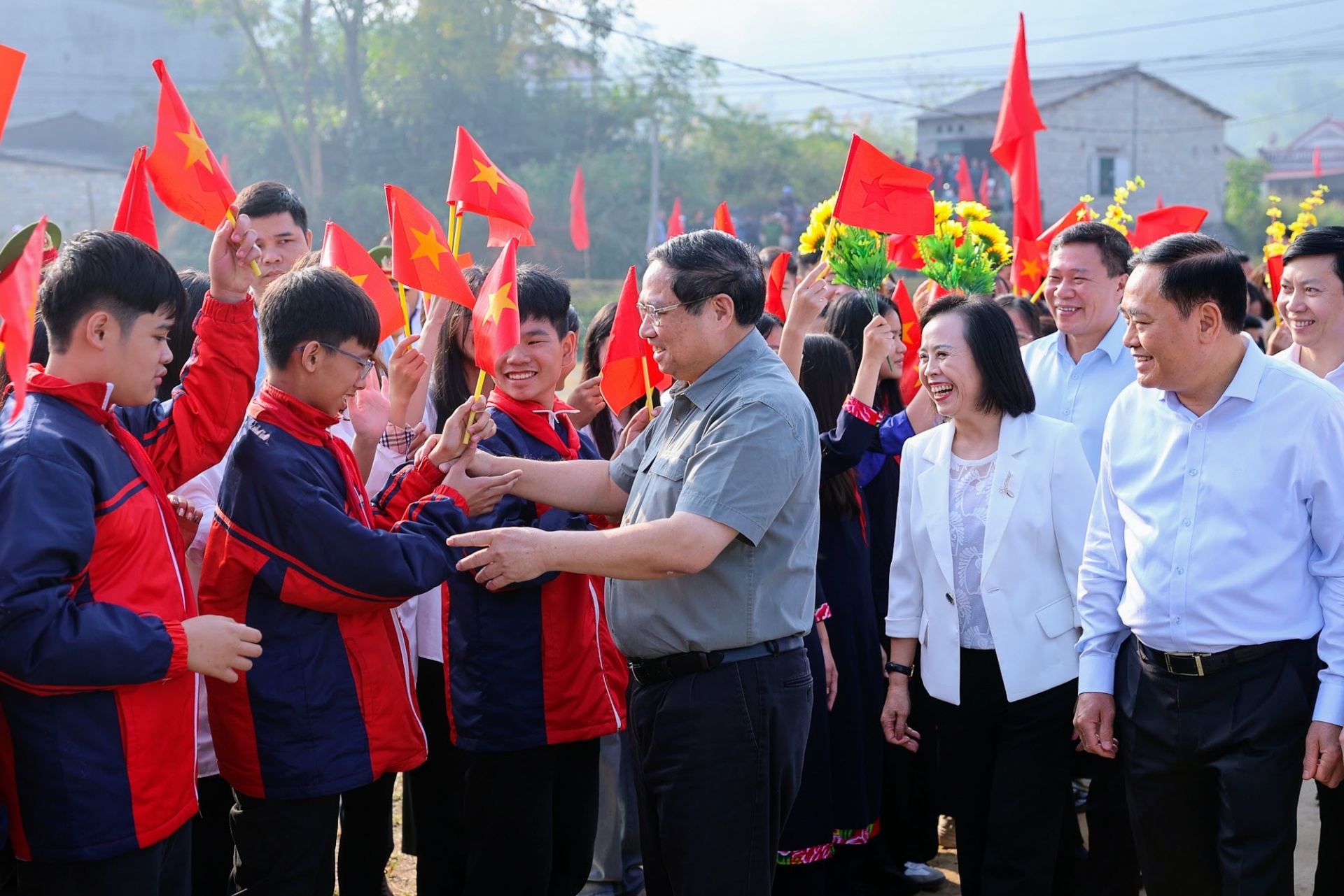  Thủ tướng ân cần thăm hỏi, trò chuyện với bà con, các cháu thiếu nhi dự Ngày hội - Ảnh: VGP