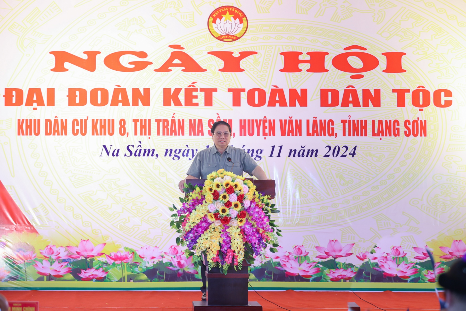  Thủ tướng mong muốn và tin tưởng, các cấp ủy đảng, chính quyền và toàn thể bà con tiếp tục thực hiện tốt các chủ trương, đường lối của Đảng, chính sách, pháp luật của Nhà nước, phát huy truyền thống cách mạng, bản sắc văn hóa dân tộc... quyết tâm phấn đấu xây dựng quê hương ngày càng phát triển, giàu đẹp và văn minh - Ảnh: VGP