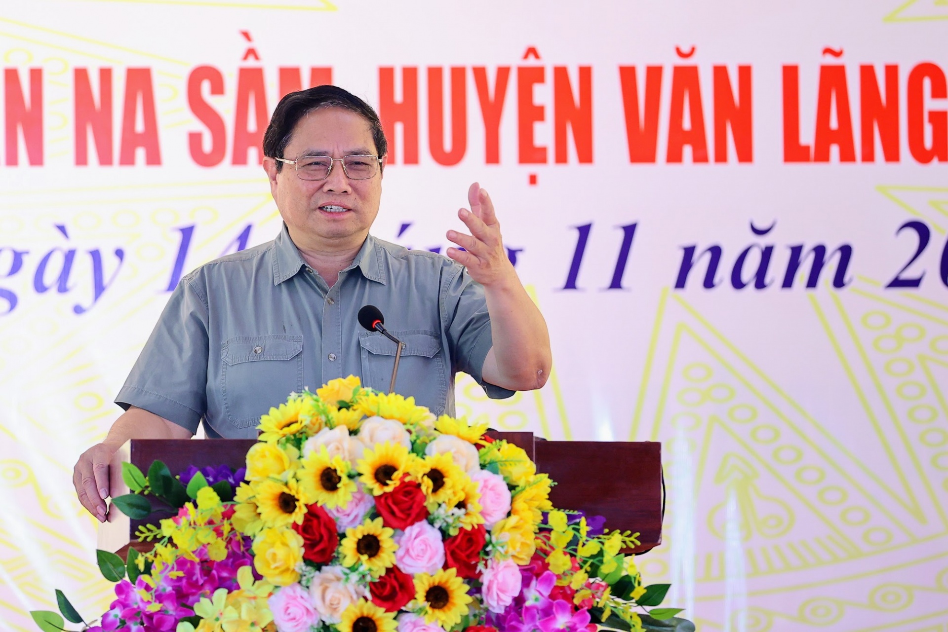  Thủ tướng nhấn mạnh yêu cầu tiếp tục củng cố, tăng cường và phát huy đoàn kết trong nước, đoàn kết quốc tế, từ đó mang lại sản phẩm cụ thể, hiệu quả, góp phần mang lại cuộc sống ấm no, hạnh phúc, đời sống vật chất và tinh thần năm sau cao hơn năm trước cho nhân dân - Ảnh: VGP