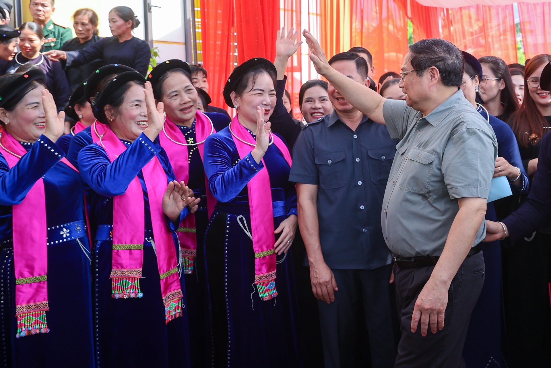  Thủ tướng trò chuyện với bà con sau tiết mục biểu diễn đàn tính trong Ngày hội - Ảnh: VGP/Nhật Bắc