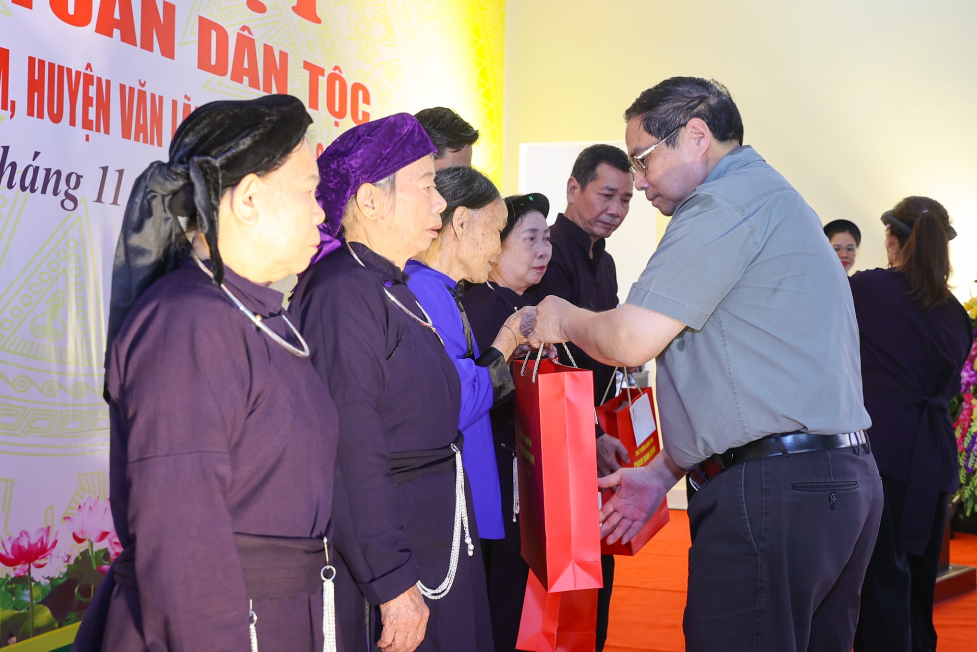  Thủ tướng tặng quà 5 hộ gia đình chính sách tại thị trấn Na Sầm - Ảnh: VGP