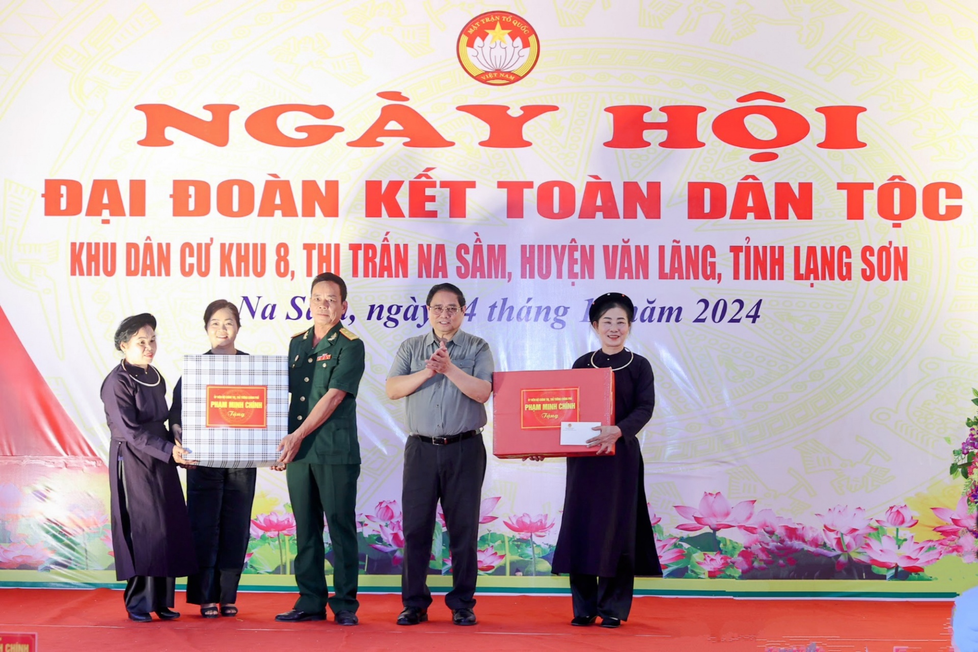  Thủ tướng tặng quà cho đại diện khu dân cư 8, thị trấn Na Sầm - Ảnh: VGP