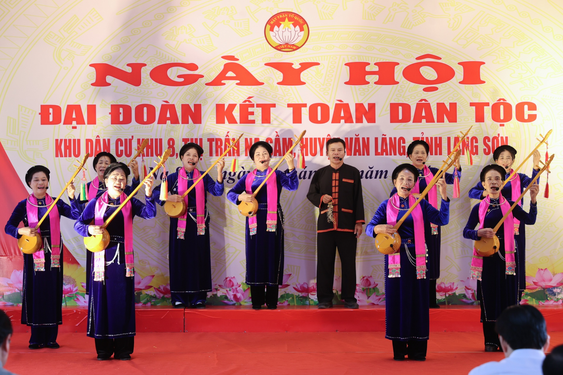  Bà con khu dân cư 8, thị trấn Na Sầm biểu diễn đàn tính trong Ngày hội - Ảnh: VGP