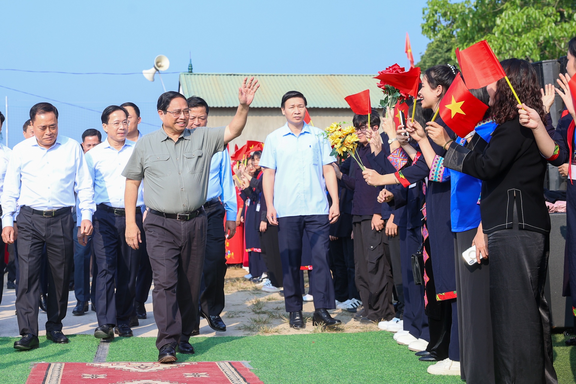 Bà con các dân tộc trên địa bàn khu dân cư 8, thị trấn Na Sầm, huyện Văn Lãng, tỉnh Lạng Sơn nhiệt liệt chào mừng Thủ tướng Phạm Minh Chính và các đại biểu tới dự Ngày hội Đại đoàn kết toàn dân tộc năm 2024 - Ảnh: VGP